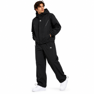 Veste de pluie imperméable et résistante au vent pour homme, entièrement noire, avec doublure en maille enduite de TPU de haute qualité, ensemble de jogging et de randonnée personnalisé uni. - Product Image 1