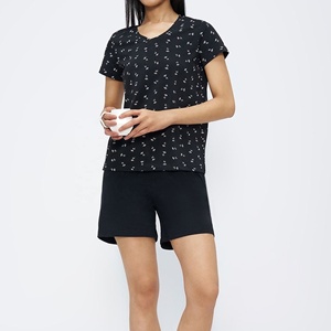T-shirt décontracté d'été pour femme en jersey de coton imprimé, col en V, manches courtes, avec détail troué, tissu respirant, coupe classique - Product Image 1