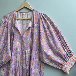 เดรสวินเทจผ้าฝ้ายพิมพ์ลายดอกไม้ด้วยมือ งานแฮนด์เมด เป็นมิตรกับสิ่งแวดล้อม คอวี แขนสามส่วน แต่งระบายลูกไม้ ซักได้ ใส่ได้ในโอกาสทางการ - Product Image 3