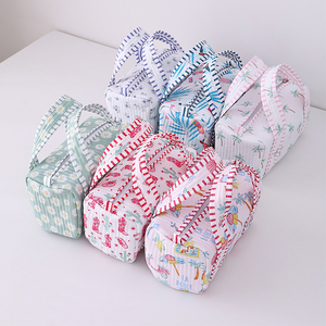 Sac de voyage mini personnalisé en gros, cadeau pour elle, sac fourre-tout matelassé, sac à main mini matelassé doux et léger - Product Image 2