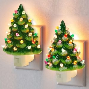 Set di 2 Luci Notturne in Ceramica a Forma di Albero di Natale, Lampada Decorativa con Lampadine Multicolore Girevoli a 360 Gradi - Product Image 1