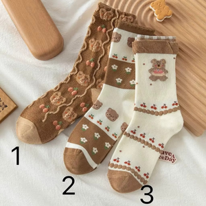 Chaussettes en coton pour femmes en gros avec motif ours brun bébé et cerise, style dessin animé mignon - Product Image 3