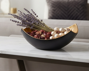 Bol décoratif en métal noir et or artistique avec une forme unique en demi-lune, idéal pour la décoration élégante de la maison et du bureau - Product Image 3