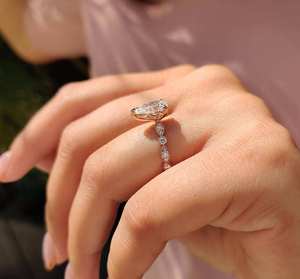Bague de fiançailles solitaire de luxe en diamant taille poire avec bande ornée de diamants, élégante collection de bijoux fins pour mariages et anniversaires - Product Image 2