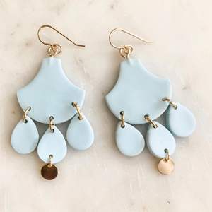 Pendientes de Resina Elegantes con Acabado Brillante, Diseño Moderno, Accesorios de Moda Duraderos y de Lujo, Diseñados por Artesanos Expertos, Moda de Cristal - Product Image 2