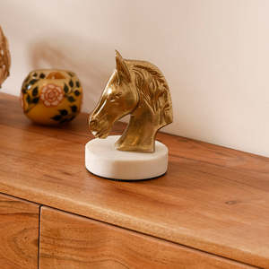 Escultura de Cabeza de Caballo de Aluminio Dorado con Base de Mármol Blanco, Elegante Figura Ecuestre, Adorno de Lujo para Mesa de Salón - Product Image 4