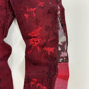 Jeans de hombre estilo streetwear con parches y pedrería, tela de buena calidad y cómoda. - Product Image 4