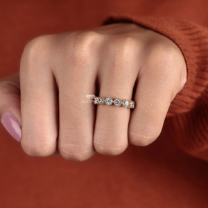 Bague d'éternité en or jaune 14 carats avec diamants de laboratoire sertis à la milgrain, bague de mariage empilable avec diamants ronds pour elle - Product Image 3