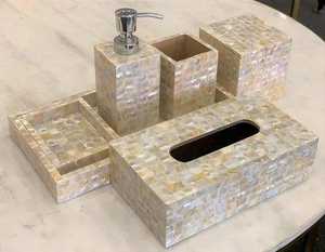 Accessoire de salle de bain tendance : Boîte à mouchoirs à motif mosaïque irisé en nacre (6 pièces), 4 distributeurs de savon, 5 gobelets, deux verres - Product Image 4