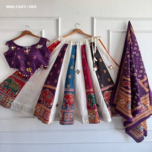 Algodón Ajrakh y Algodón Khadi de Primera Calidad con Trabajo de Espejo - Lehngha Choli con Conchas Reales, Moda Femenina - Product Image 1