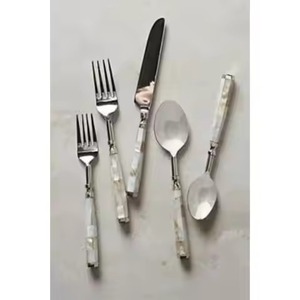 Ensemble de couverts élégants en métal, cuillère, fourchette, couteau, collection pour cuisines et restaurants modernes - Product Image 4