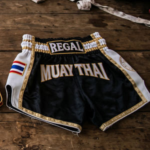 Pantalones Cortos de Muay Thai Regal Unisex, Dorados y Negros, con Serigrafía, 100% Poliéster, para Artes Marciales, Corte Regular - Product Image 2