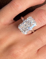 Grande bague de fiançailles en diamant de laboratoire taille radiant de 10 carats |   Halo caché en or blanc 18 carats |   Certifié IGI