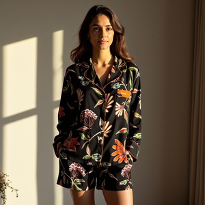 Conjunto de ropa de dormir para niñas Conjunto de pijama de viscosa suave en conjunto de camisa éticamente hecha y pantalones cortos estampados con estilo Conjunto de pijama para mujeres - Product Image 1