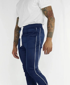 Pantalon de survêtement bleu marine pour homme avec bande latérale blanche, taille élastique et cordon de serrage, en tissu tricoté respirant, idéal pour l'automne - Product Image 4