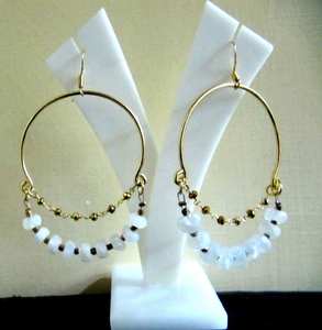 Boucles d'oreilles classiques plaquées or avec pierres précieuses en pierre de lune blanche naturelle facettées en forme de rondelle de 7-8 mm - Product Image 3