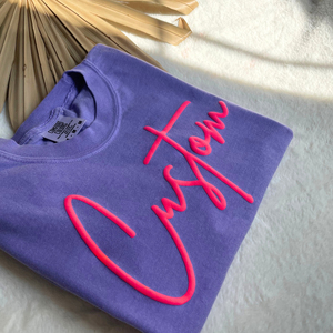 เสื้อยืดแขนสั้นคอกลมพิมพ์ลายตัวอักษรยางนูนด้านหน้าสำหรับผู้ชาย ทรงลำลอง ผ้าถักเนื้อเจอร์ซีย์ ใส่ได้ทุกวัน - Product Image 4