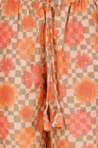 Ensemble coordonné deux pièces en coton et jute orange à motifs floraux pour femme, de qualité supérieure, confortable et doux, idéal pour la plage, disponible à la vente. - Product Image 4