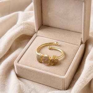 Bague en perle noire authentique Ratnarachit, sculptée à la main, plaquée or 24 carats, en laiton, pour fiançailles, enterrement de vie de jeune fille et mariage - Product Image 1