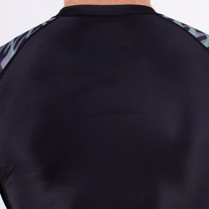 เสื้อแรชการ์ดสำหรับผู้ชายมืออาชีพ ออกแบบตามสั่ง ผลิตแบบ OEM ผ้าโพลีเอสเตอร์ระบายอากาศ แห้งเร็ว เหมาะสำหรับกีฬาชายหาดและการฝึกซ้อม - Product Image 5