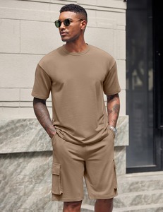 Ensemble décontracté d'été pour homme : T-shirt marron en polyester à col rond et short cargo de style sportif avec poches latérales, couleur unie et respirant - Product Image 1