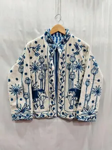 Veste en velours Suzani d'Ouzbékistan, brodée à la main, motif floral, style bohème, inspiration vintage, cadeau pour elle, polyester/coton, col cranté - Product Image 2