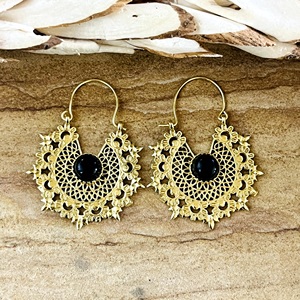 Pendientes Boho de Diseño Moderno, Joyería Tribal de Latón para Mujer, Bañados en Oro de 18k, con Filigrana, Ónix y Geometría, Venta al por Mayor/OEM - Product Image 1