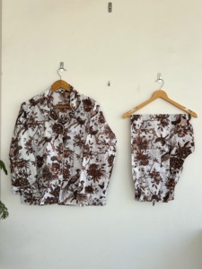 Elegante Conjunto de Pijama con Estampado Floral, Camisa de Manga Larga y Pantalones de Salón para Mujer - Product Image 2