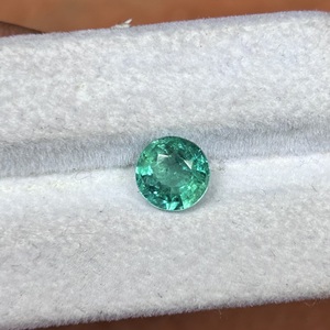 Esmeralda Zambiana de Lujo de 1.70 Ct, Verde Brillante, Redonda, Piedra Preciosa Suelta para Creación de Joyería Personalizada de Alta Gama - Product Image 4