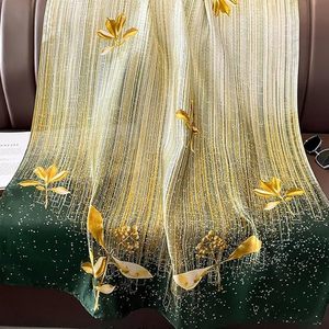 Élégant châle en soie pour femme, motif feuilles, imprimé feuille d'or, léger, toutes saisons, usage quotidien, design dégradé vert-or - Product Image 1
