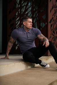 เสื้อโปโลผู้ชายทรงเข้ารูปสีม่วงแขนสั้นผ้าถักสีพื้นสวมใส่สบายๆ - Product Image 2