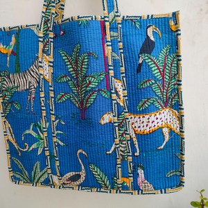Sac fourre-tout matelassé en coton fait main pour femme, avec fermeture éclair, motif imprimé indigo bleu, thème jungle safari, sac à bandoulière écologique - Product Image 3