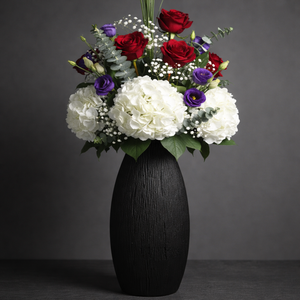 Magnifique vase à fleurs en métal noir texturé, avec un motif ressemblant à une écorce et une silhouette élancée et élégante pour la décoration intérieure moderne. - Product Image 2