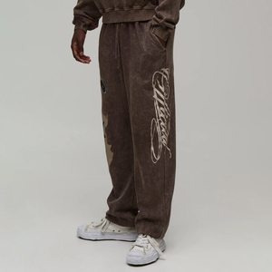 Pantalon de jogging Scorpion marron délavé coupe droite avec cordon de serrage, imprimé personnalisé éco-responsable, style streetwear pour homme - Product Image 1