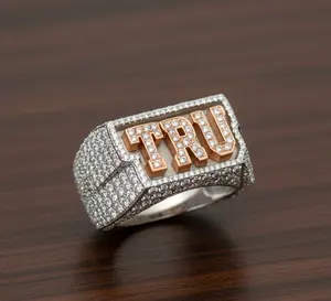 แหวนผู้ชายประดับโมอิสซาไนต์ทรงกลม 3 กะรัต ตัวอักษร "TRU" แบบสั่งทำพิเศษ ชุบทอง 14K สองสี - Product Image 1