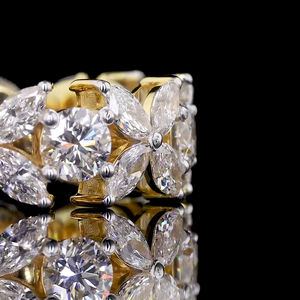Anillo de Eternidad con Diseño Floral, Diamantes Marquise y Redondos Cultivados en Laboratorio VVS en Oro - Product Image 1