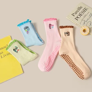 Calcetines tobilleros antideslizantes para mujer con patrón bordado, mezcla de algodón, calcetines antideslizantes para el suelo, uso diario de verano - Product Image 3