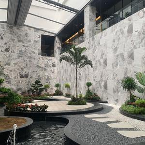 Dalles de marbre naturel très demandées pour les dessus de table, les comptoirs et les designs de meubles de salle de bain, disponibles à la vente - Product Image 1