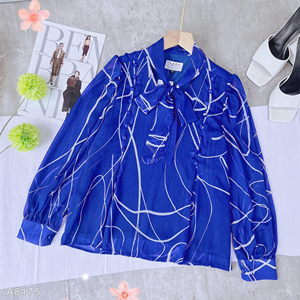 Blusa al por mayor para mujer con estampado artístico de líneas, cuello con lazo y mangas largas, ideal para boutiques de moda y conjuntos de trabajo de primavera. - Product Image 2