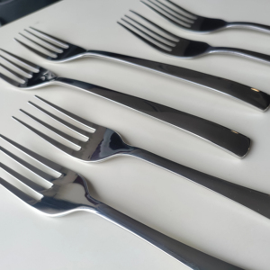 Fourchette de table en acier inoxydable de qualité export, poids équilibré, sans danger pour les aliments, vente en gros au Royaume-Uni, approvisionnement en gros pour la restauration - Product Image 1