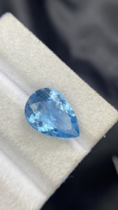 Pierre précieuse naturelle certifiée de qualité supérieure, Aquamarine de couleur naturelle, taille poire, avec un bel éclat, pierre brute de 7,12 carats pour la joaillerie - Product Image 4