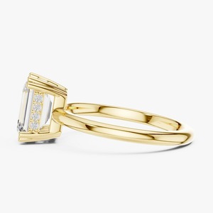 Anillo de Compromiso de Oro Amarillo de 9K con Diamante Cultivado en Laboratorio de Corte Ovalado de 2.08CT y Tres Piedras Laterales Redondas, Venta al Por Mayor - Product Image 2