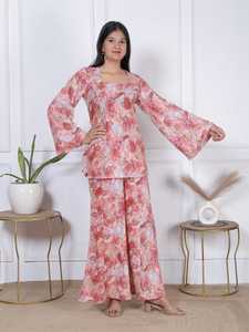 Ensemble coordonné élégant en mousseline rose à imprimé floral pour femme – Robe décontractée respirante à col U et manches cloche avec pantalon palazzo à jambes larges - Product Image 1