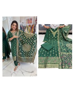 Presentamos hermosos conjuntos de trajes en tejido Banarasi puro, con pantalones y una hermosa dupatta Banarasi, que están bellamente decorados. - Product Image 2