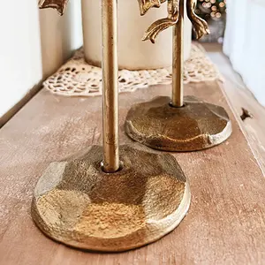 Elegantes candelabros de hierro fundido dorado, juego de dos soportes decorativos en forma de lazo para decoración de mesas en bodas y fiestas. - Product Image 3