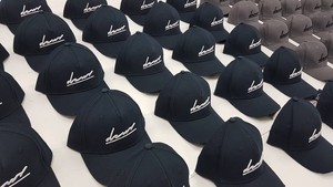 Gorra de Moda Minimalista Personalizada con Diseño Moderno y Limpio, Costuras de Alta Calidad y Fabricación OEM para Marcas Minoristas - Product Image 1