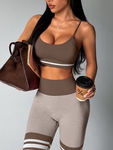 Ensemble de sport deux pièces sans coutures avec débardeur court à empiècements contrastants et legging de course froncé effet push-up - Product Image 2