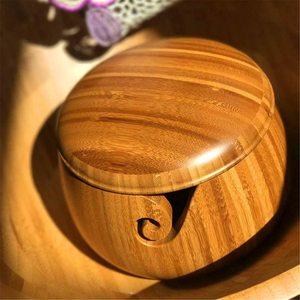 Bol de rangement pour fil en bois fait main avec couvercle amovible, support de pelotes de fil en bois de qualité supérieure pour accessoires de tricot, crochet et couture - Product Image 1