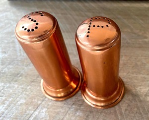 Salero y pimentero de cobre con beneficios, diseño tradicional para una gastronomía inspirada en el bienestar, venta al por mayor desde India - Product Image 6