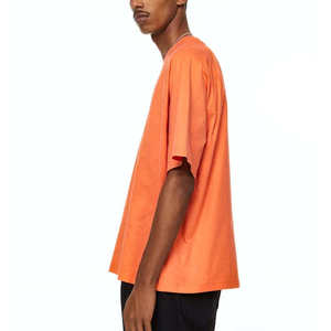 T-shirt oversize tendance avec manches tombantes et tissu respirant, idéal pour les amateurs de mode décontractée et urbaine. - Product Image 4